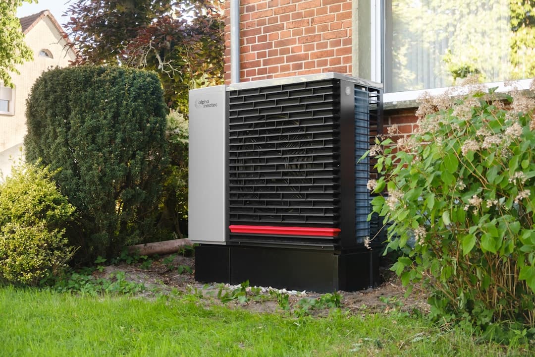 Värmepump installerad utanför villa