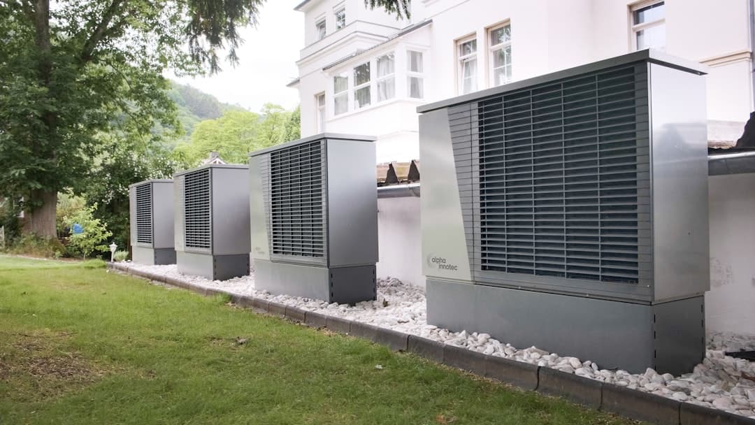 Värmepumpar installerade utomhus vid en flerfamiljsfastighet