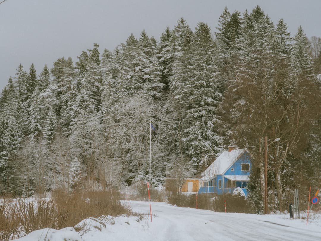 Villa i Mälardalen i vinterlandskap